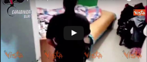 Capannone con cinesi che vivevano e mangiavano tra i rifiuti a Trani (video)