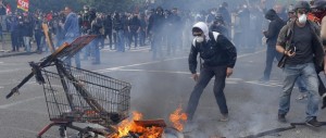 Parigi brucia, 40 feriti e 58 fermi tra i casseur. Teppisti e black bloc all’opera