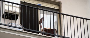 Dimentica le chiavi in casa: passa dal balcone e precipita dal terzo piano