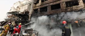 Doppio attentato suicida a Baghdad, l’Isis rivendica il massacro: 27 morti