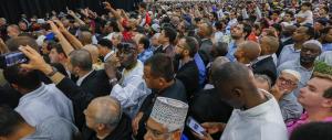 Muhammad Ali, in migliaia per l’ultimo saluto al funerale islamico
