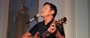 Gianni Morandi: baci, abbracci e foto con i detenuti di Poggioreale (video)