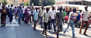 Immigrato ucciso, migranti in protesta: sale la tensione a San Ferdinando