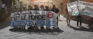 Lucca, Renzi ancora contestato. La polizia allontana i manifestanti