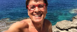 Gianni Morandi tutto nudo in spiaggia: ecco il selfie da Lampedusa (Foto)