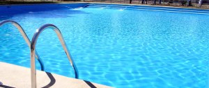 Orrore nel Sannio: bambina trovata morta e senza vestiti in piscina