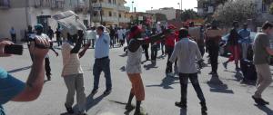 Protesta finita, i migranti tornano in tendopoli: ma i problemi restano sul campo