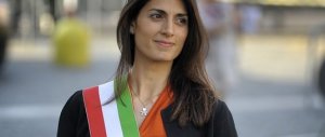 I guai della Raggi: cari grillini, benvenuti in politica