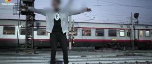 Milano, 4 rappers ballano sui binari schivando i treni in arrivo: denunciati