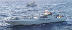 Sedici migranti sbarcano in Calabria, arrestati due scafisti ucraini