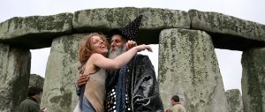 Le bizzarrie del solstizio: dai soliti hippy di Stonehenge alla carne di cane