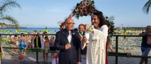 Unioni gay: attore e camionista si “sposano” sulla spiaggia nel Cilento