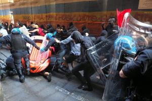 Bologna: scontri Polizia-collettivi Piazza Maggiore
