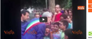 «Sei stato bocciato, sei scemo»: il sindaco fa piangere un bambino (Video)