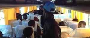 Migranti barricati sul pullman minacciano gli operatori della Caritas