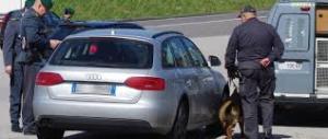 Falso cieco guidava tranquillamente l’auto: ecco il video che lo smaschera