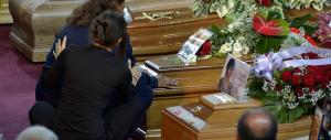 “Anche il cielo piange”. Strazio ai funerali delle vittime del disastro in Puglia