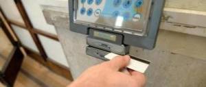 Altri 23 furbetti del cartellino: timbravano coprendosi la testa