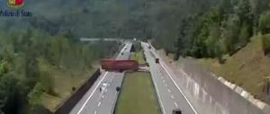 Fa inversione di marcia in autostrada, denunciato camionista romeno (Video)