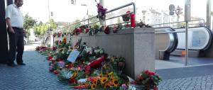 Domenica di dolore a Monaco: tutti in fila, silenziosi, per omaggiare i morti