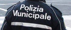 Falsifica la targa di un collega multato, ma quella taroccata è di un pm…