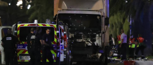 Un camion sfonda l’isola pedonale: spari tra la folla, oltre 80 morti a Nizza