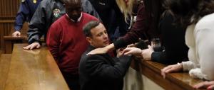 Pistorius, “eroe caduto”, 6 anni per omicidio volontario. Portato in cella