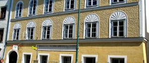 Il governo di Vienna annuncia: «La casa natale di Hitler sarà demolita»