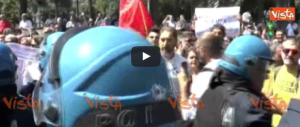 Matteo Renzi arriva a Taranto e subito scoppia la rivolta (video)