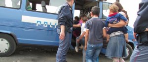 Vandalismo e furti all’Isola D’Elba: il sindaco sgombera 33 rom. È bufera