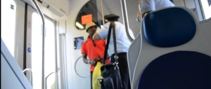 Immigrato senza biglietto accusa di razzismo il controllore (Video)