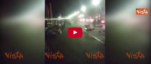 Il camion irrompe nell’area pedonale del lungomare di Nizza: la strage ha inizio (VIDEO)