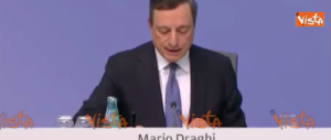 Draghi non tocca i tassi ma apre un paracadute per le banche (video)