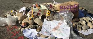 Un minuto di silenzio a Nizza: fiori per le vittime, spazzatura per il carnefice