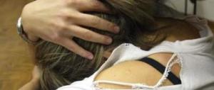 Calci, pugni e violenza sessuale alla ex compagna: arrestato lo stalker