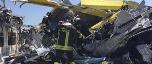 Disastro ferroviario in Puglia, Italia sgomenta: «Chiarezza sulle cause»