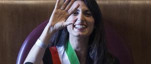 Hanno ribattezzato la Raggi: sembra Alice nel paese delle meraviglie