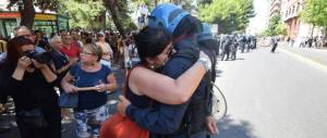 Ilva di Taranto: una foto commuove il web. Manifestante abbraccia l’agente