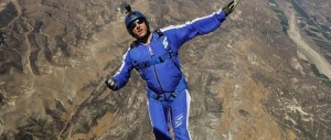 Record estremi, da 7000 metri si lancia senza paracadute su una grande rete