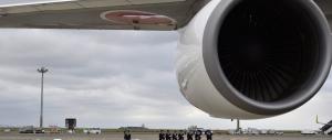 L’aereo con le salme dei 9 italiani uccisi a Dacca in volo verso Ciampino