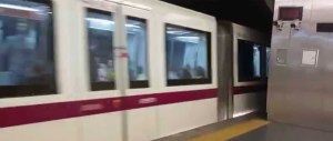 Travolto dalla metro a Roma: estratto vivo dai pompieri
