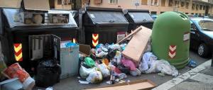 Monnezzopoli romana, la giunta Raggi è già in tilt: “Via l’assessore Muraro”