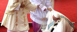 Polonia, dopo il bagno di folla il Papa inciampa e cade (foto gallery)