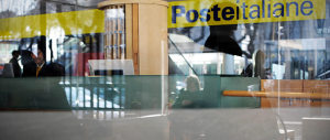 Coppia di cinesi litiga e abbandona il figlio di 2 anni alle poste: denunciati