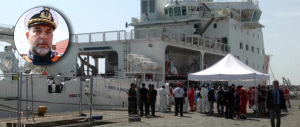 Salvataggio di migranti, il capitano: «I miei uomini ieri hanno rischiato la vita» (VIDEO)