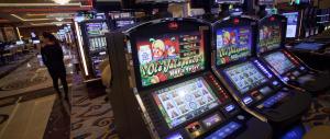Frega oltre mezzo milione di euro al nonno e lo dilapida alle slot machines