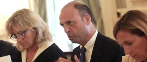 Migranti e terrorismo, Alfano alla “mordi e fuggi”: parla a vuoto e scappa