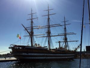 Anche la nave scuola Amerigo Vespucci, attraccata a Copenaghen, ha reso omaggio alle vittime del terremoto che ha devastato il centro Italia issando a mezz'asta la bandiera tricolore