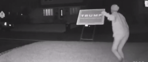 Scatta il boicottaggio a Trump: è furto di cartelloni in tutti gli Usa