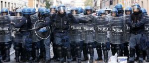 Antagonisti scatenati a Firenze: città bloccata durante uno sgombero